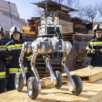 Ein Spürroboter der TU Graz misst Gefahrstoffe und liefert Live-Bilder, bevor Feuerwehrleute den Gefahrenbereich betreten.