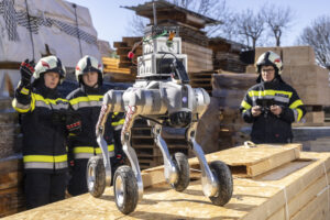 Ein Spürroboter der TU Graz misst Gefahrstoffe und liefert Live-Bilder, bevor Feuerwehrleute den Gefahrenbereich betreten.