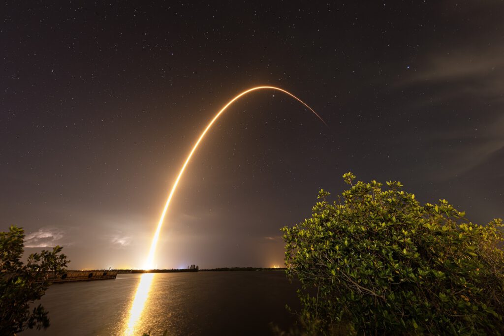 Eine Falcon-9-Rakete von SpaceX bringt im April 2025 weitere Starlink-Satelliten ins All. Russlands Rassvet-Netz soll langfristig eine eigene Alternative zum US-System schaffen. © U.S. Space Force SLD45 by Robert Mason via Wikimedia Commons unter Public domain