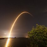 Eine Falcon-9-Rakete von SpaceX bringt im April 2025 weitere Starlink-Satelliten ins All. Russlands Rassvet-Netz soll langfristig eine eigene Alternative zum US-System schaffen. © U.S. Space Force SLD45 by Robert Mason via Wikimedia Commons unter Public domain