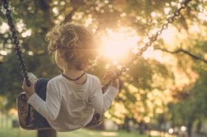 Auch Kindheitserinnerungen wirken oft echt – doch das Gehirn sortiert, überschreibt und verliert vieles schon früh.