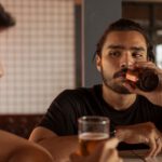 Zwei Männer trinken Bier