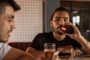 Zwei Männer trinken Bier