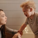 Mutter und Kind schauen sich an