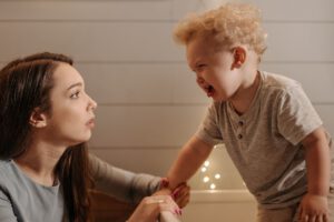 Mutter und Kind schauen sich an