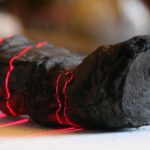 Eine der verkohlten Herculaneum-Schriftrollen wird gescannt: Röntgenbilder und KI machen die antiken Texte sichtbar, ohne den brüchigen Papyrus zu öffnen.