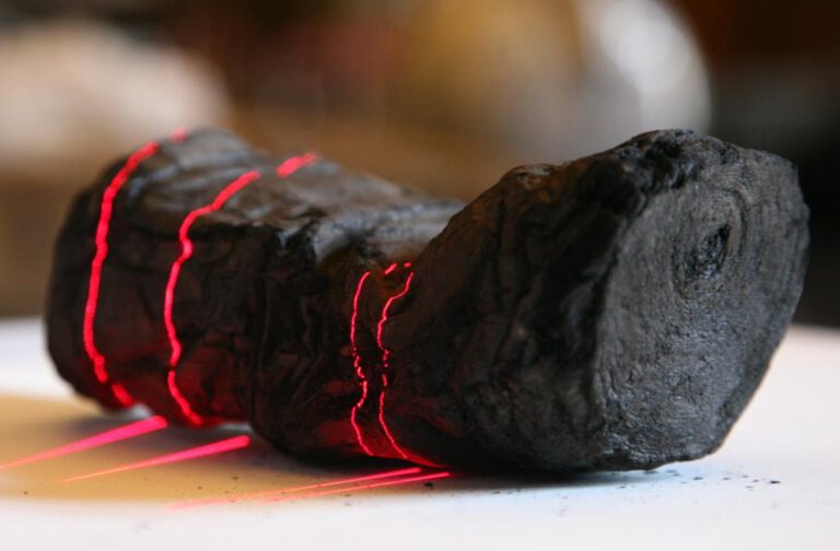 Eine der verkohlten Herculaneum-Schriftrollen wird gescannt: Röntgenbilder und KI machen die antiken Texte sichtbar, ohne den brüchigen Papyrus zu öffnen.