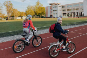 Zurück in den Schulalltag: Nach langen Ferien müssen sich Kinder wieder an frühes Aufstehen, feste Abläufe und neue Anforderungen gewöhnen. © Pexels