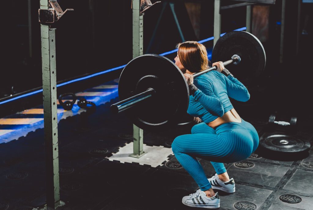 Back Squats fordern Beine, Rumpf und Gesäß zugleich – entscheidend ist eine kontrollierte Bewegung aus der Hüfte, nicht möglichst viele Wiederholungen. © Pexels