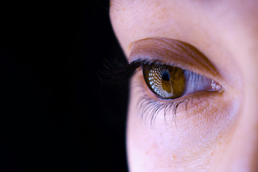 Lichtreflexe im Auge: Eine neue Gentherapie ermöglicht einigen nahezu erblindeten Patienten, mithilfe einer Spezialbrille wieder Gegenstände zu erkennen. © Unsplash / Symbolbild