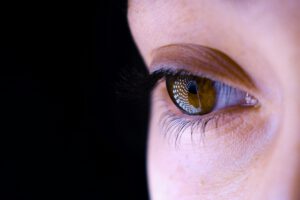 Lichtreflexe im Auge: Eine neue Gentherapie ermöglicht einigen nahezu erblindeten Patienten, mithilfe einer Spezialbrille wieder Gegenstände zu erkennen. © Unsplash / Symbolbild