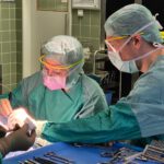 Konzentration am OP-Tisch: Die Implantation eines ABI gehört zu den anspruchsvollsten Eingriffen in der Hörrehabilitation. © Daniela Beyer/MHH