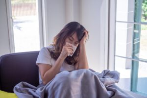 Atemwegsinfekte durch Adenoviren verlaufen meist harmlos. In sehr seltenen Fällen kann jedoch eine fehlgeleitete Immunreaktion gefährliche Blutgerinnsel auslösen. © Vecteezy.com