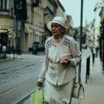 Zu Fuß einkaufen, Wege selbst erledigen und dabei in Bewegung bleiben: Solche alltäglichen Gewohnheiten zählen für Lucia Aronica zu den einfachen Regeln für gesundes Altern.