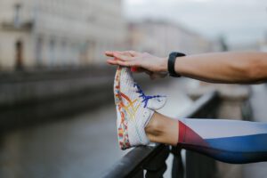 Wer weniger Schritte am Tag schafft, muss nicht automatisch schlechter dastehen: Ein höheres Gehtempo war in der Studie mit einem niedrigeren Sterberisiko verbunden.