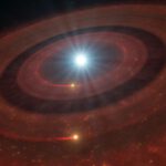 Zwei Ringe aus planetaren Trümmern umkreisen den ausgebrannten Stern J1328−1450. Möglicherweise haben größere Himmelskörper den Sternentod überlebt. © Illustration: ESO/L. Calçada