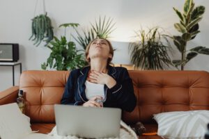 Weniger Fett, Zucker und Reizstoffe: In der Studie sprach das Ernährungs- und Lebensstilprogramm bei stillem Reflux häufiger an als mehrere Medikamententherapien.