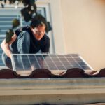 Ein Solardach bleibt nicht unbedingt allein: Neue Photovoltaikanlagen können auch das Energieverhalten der Nachbarn verändern.