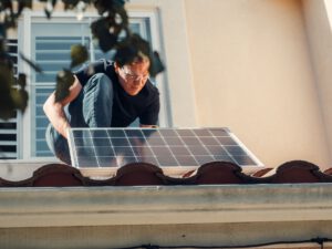 Ein Solardach bleibt nicht unbedingt allein: Neue Photovoltaikanlagen können auch das Energieverhalten der Nachbarn verändern.