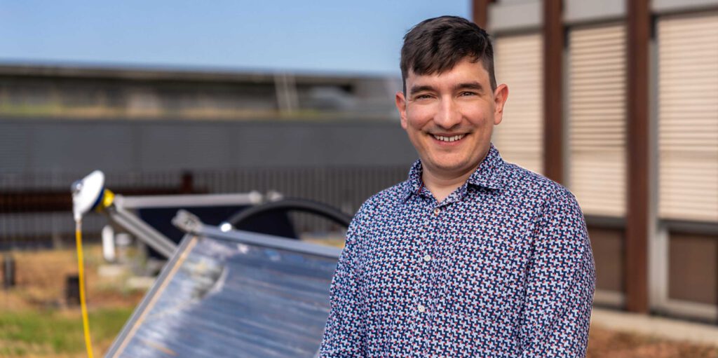 ETH-Forscher Luca Thommen steht vor dem von ihm entwickelten Solarthermie-Kollektor „SolarHeat“ für industrielle Prozesswärme.