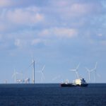 Ein Öltanker auf offener See: Europas Energieversorgung hängt noch stark an globalen Ölströmen.