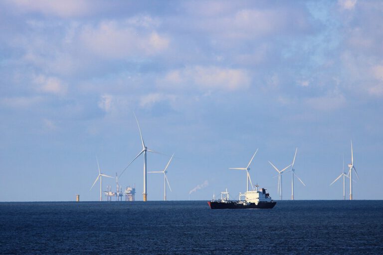 Ein Öltanker auf offener See: Europas Energieversorgung hängt noch stark an globalen Ölströmen.