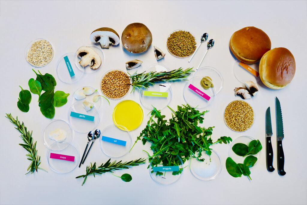 Portobello-Pilze, Rucola, Rosmarin, Getreide und würzige Saucen: Aus diesen Zutaten baute BurgerAI einen nachhaltigen Burger, dessen Umweltbilanz laut Stanford mehr als eine Größenordnung unter der eines bekannten Fast-Food-Burgers lag. © Living Matter Lab