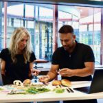 Ellen Kuhl und Vahidullah Tac testen Zutaten für BurgerAI: Aus Pilzen, Kräutern, Getreide und Daten soll ein Burger entstehen, der schmeckt – und zugleich Umweltbilanz und Nährwert verbessert.