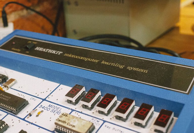 Mikrocomputer wie dieser stehen für den technologischen Wettlauf der 1970er- und 1980er-Jahre. Die Stasi beschaffte dafür auch technisches Wissen aus dem Westen.