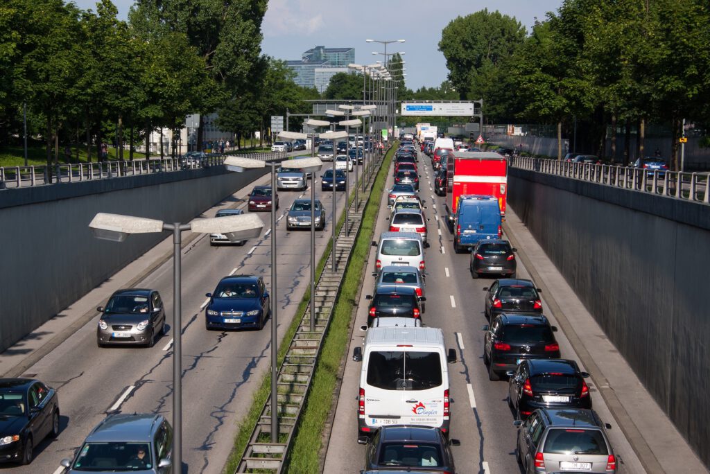 Mischnutzung von Wohnen und Arbeiten kann helfen, Stau zu vermeiden, weil kürzere Wege den täglichen Pendelverkehr spürbar verringern. © Pixabay