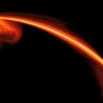 Bei wiederholten Vorbeiflügen verliert ein Stern Materie an ein Schwarzes Loch. Seine schnelle Eigenrotation könnte erklären, warum die Ausbrüche schwächer werden. © NASA/JPL-Caltech/JHU/UCSC