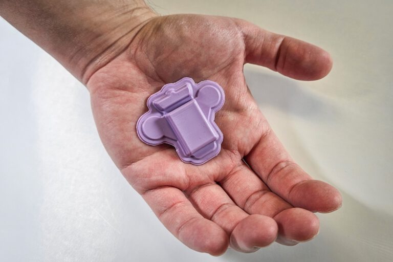 Mann hält Pflaster in der Hand
