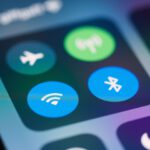 WLAN-Signale transportieren nicht nur Daten, sondern auch Energie. Ein neuartiger Quantenchip könnte sie künftig nutzen, um kleine elektronische Geräte ohne Batterie mit Strom zu versorgen.