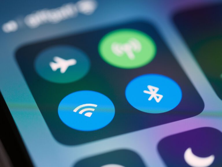WLAN-Signale transportieren nicht nur Daten, sondern auch Energie. Ein neuartiger Quantenchip könnte sie künftig nutzen, um kleine elektronische Geräte ohne Batterie mit Strom zu versorgen.