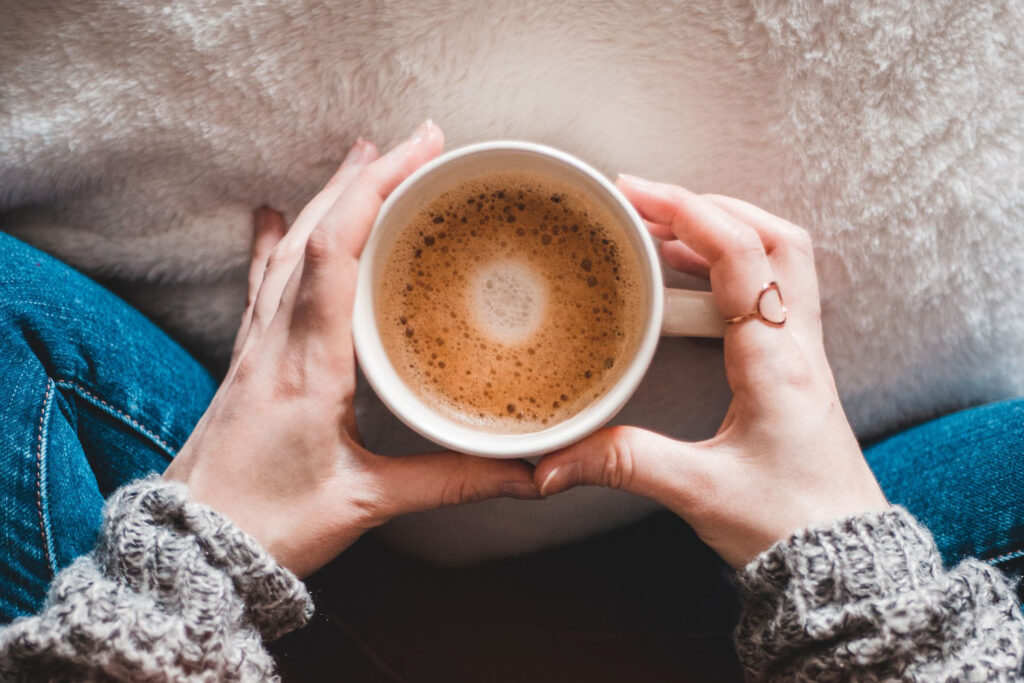 Frau hält Tasse Kaffee in der Hand