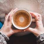 Frau hält Tasse Kaffee in der Hand