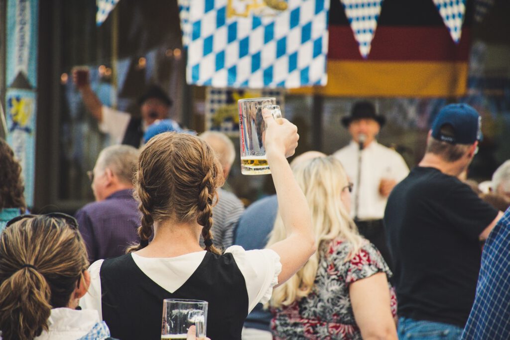 Dialekt ist mehr als regionale Färbung: In der Marburger Studie zeigten Dialektsprecher Unterschiede in Hirnregionen, die Laute verarbeiten und beim Wechsel zwischen Sprachformen helfen. © Pexels