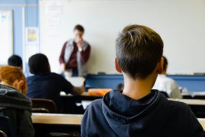 Nicht nur Fleiß und Unterricht beeinflussen Schulnoten. Laut Studie können auch Gene der Eltern mitwirken, die Kinder selbst gar nicht geerbt haben. © Unsplash