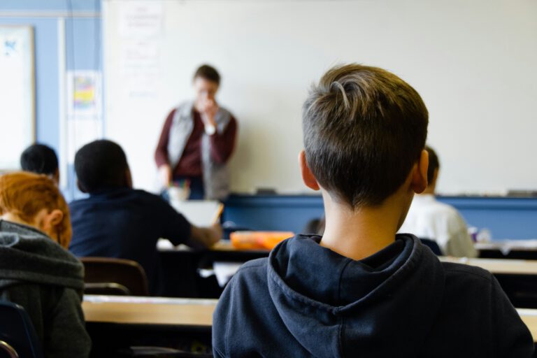 Nicht nur Fleiß und Unterricht beeinflussen Schulnoten. Laut Studie können auch Gene der Eltern mitwirken, die Kinder selbst gar nicht geerbt haben. © Unsplash