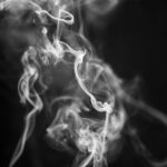 Schon wenige Minuten mit einem Tabakerhitzer können messbare Folgen haben: Mainzer Forscher fanden nach dem Konsum DNA-Schäden in Blutzellen und eine beeinträchtigte Gefäßfunktion. © Unsplash