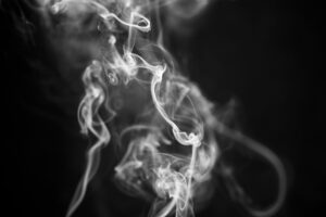 Schon wenige Minuten mit einem Tabakerhitzer können messbare Folgen haben: Mainzer Forscher fanden nach dem Konsum DNA-Schäden in Blutzellen und eine beeinträchtigte Gefäßfunktion. © Unsplash