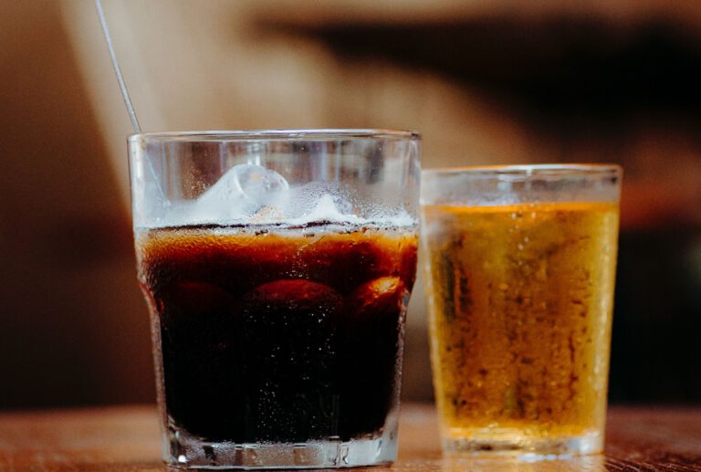 Süß, kalt, schnell getrunken: Wer täglich viele Softdrinks konsumierte, erkrankte in der US-Langzeitstudie häufiger an Magenkrebs.