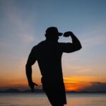 Wie toxische Männlichkeit entsteht: Zweifel an der eigenen Rolle erhöhen Stress und harte Reaktionen. © Unsplash