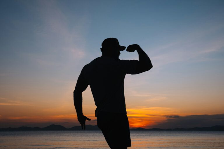 Wie toxische Männlichkeit entsteht: Zweifel an der eigenen Rolle erhöhen Stress und harte Reaktionen. © Unsplash