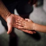 Berührung kann als Erinnerung im Gehirn bleiben und beeinflussen, wie Menschen Nähe, Vertrauen und Sicherheit erleben.