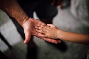 Berührung kann als Erinnerung im Gehirn bleiben und beeinflussen, wie Menschen Nähe, Vertrauen und Sicherheit erleben.
