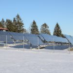 Schnee kann Solarmodule zeitweise lahmlegen. Durch den Klimawandel könnte die Schneedecke künftig früher verschwinden – und der Solarstromertrag in Schweden um rund fünf Prozent steigen.