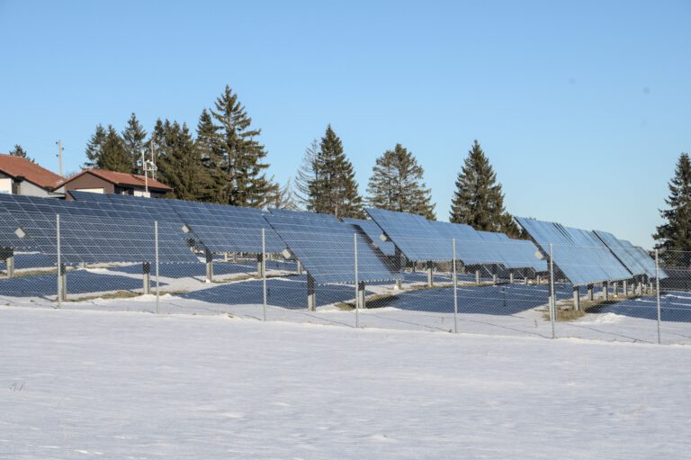 Schnee kann Solarmodule zeitweise lahmlegen. Durch den Klimawandel könnte die Schneedecke künftig früher verschwinden – und der Solarstromertrag in Schweden um rund fünf Prozent steigen.