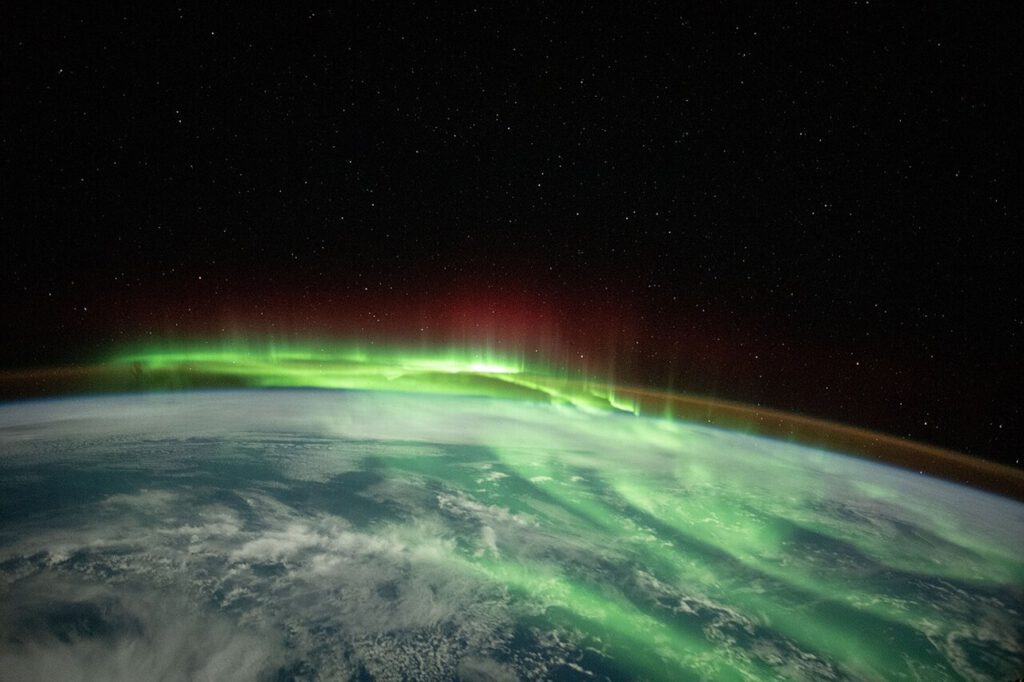 Blick auf die Erde von der ISS: Unsichtbar darüber liegt eine turbulente Zone im All, die Signale, Satelliten und Navigation beeinflussen kann.