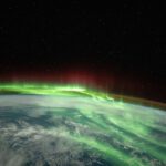 Blick auf die Erde von der ISS: Unsichtbar darüber liegt eine turbulente Zone im All, die Signale, Satelliten und Navigation beeinflussen kann.